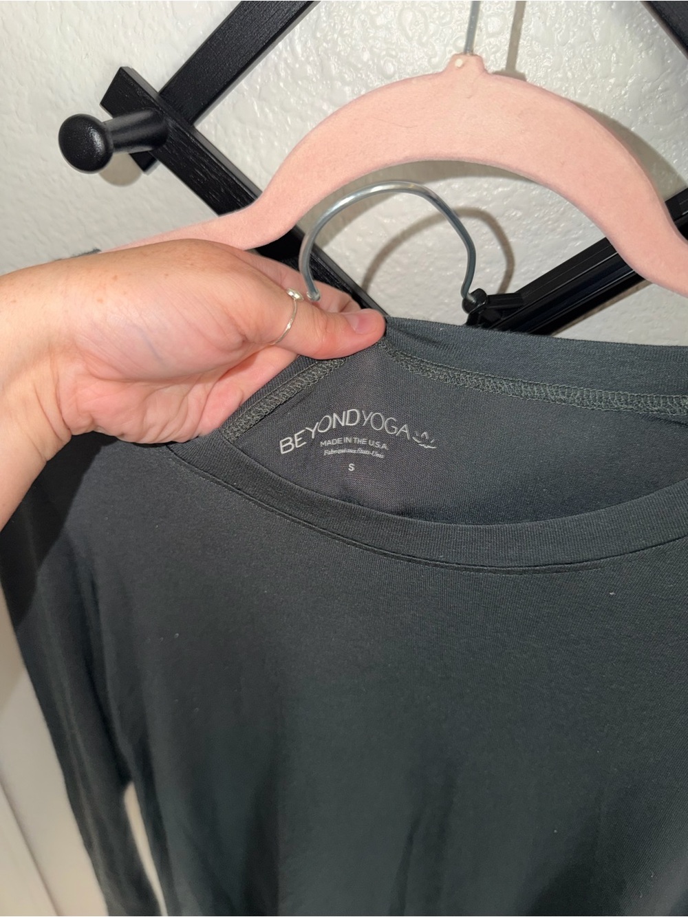 Beyond Yoga Long Sleeve Crewneck Top Women’s Small Black Made in USA - Picture 3 of 4